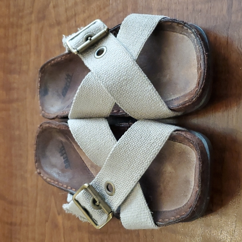 Earth Dune Slip-on Sandals 6.5